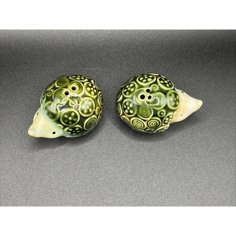 Vtg Green Hedgehog‎ Pottery Glaze Salt & Pepper Shakers Vtg 1.5